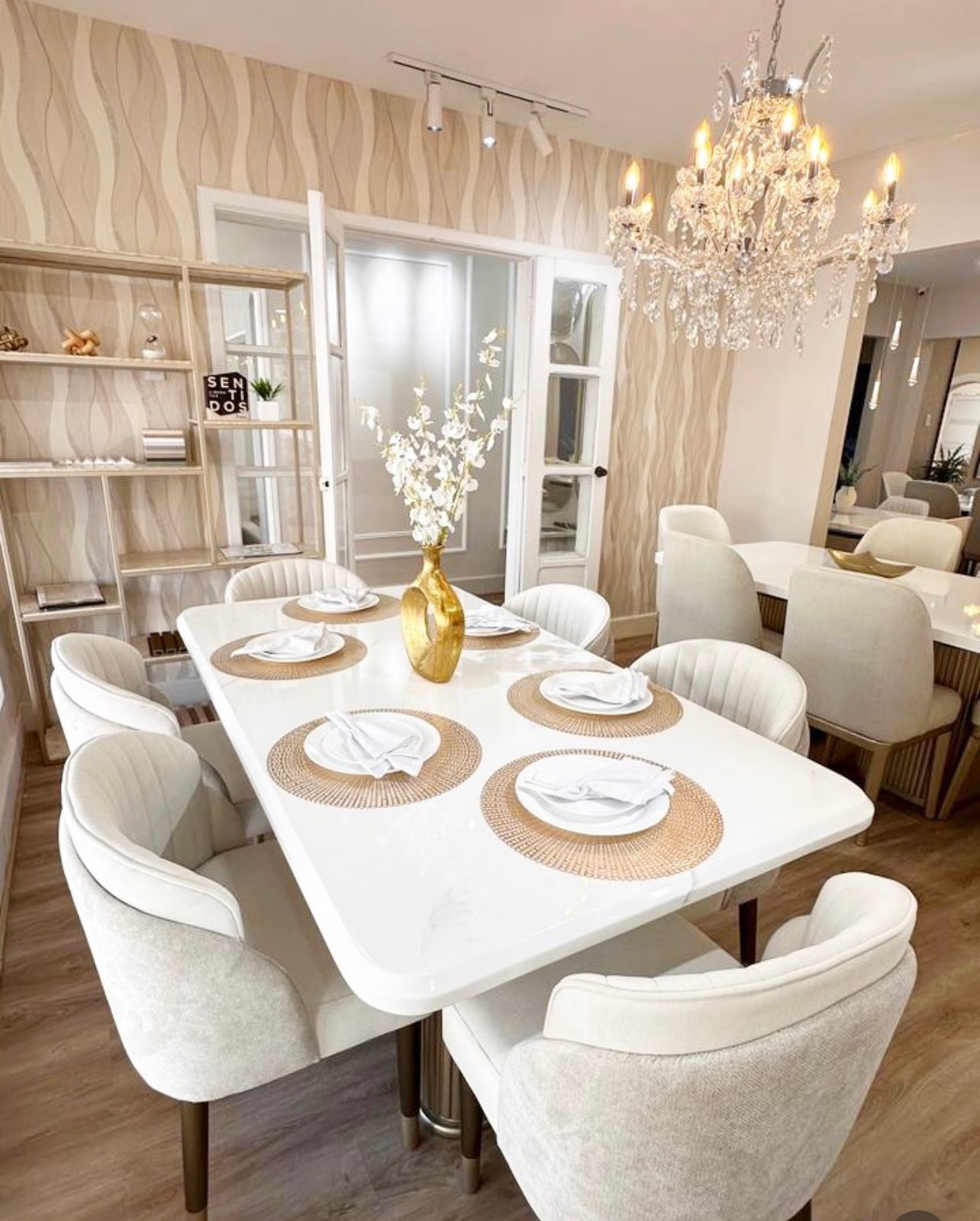 Comedor instalado con lámpara de cristal